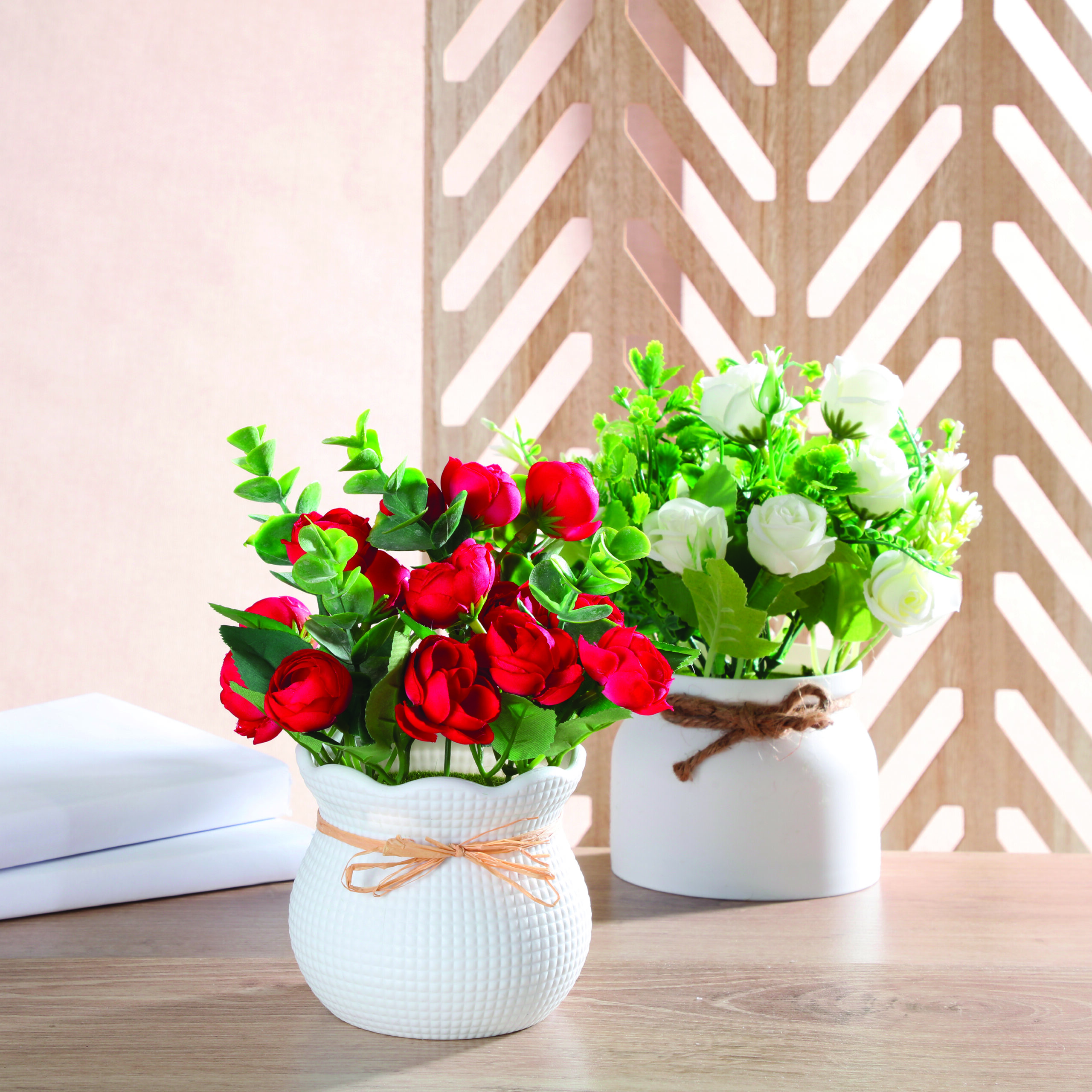 Pot de roses artificielles